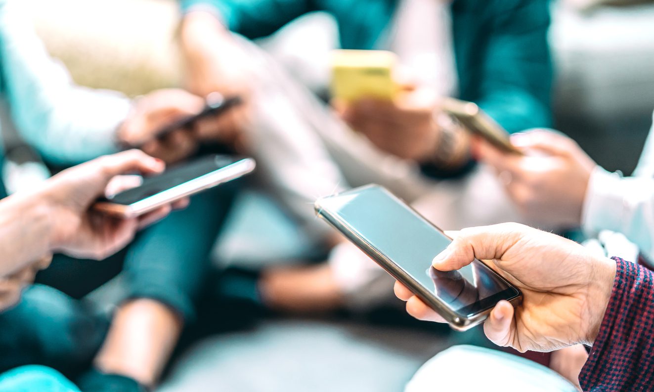 close-up-of-people-using-mobile-smart-phones-detail-of-friends-sharing-photos-on-social-media-network-with-smartphone-technology-concept-and-cellphone-culture-with-selective-focus-on-right-hand